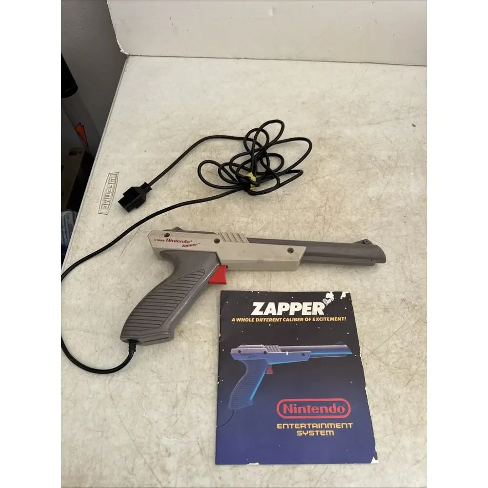 Nintendo NES Zapper Duck Hunt Light Gun Gray NES-005 1985 W/booklet